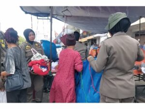 Satpol PP Kota Padang melakukan penertiban terhadap pedagang kaki lima (PKL) yang berjualan di badan jalan di kawasan Pasar Raya Barat