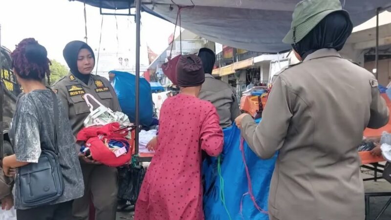 Satpol PP Kota Padang melakukan penertiban terhadap pedagang kaki lima (PKL) yang berjualan di badan jalan di kawasan Pasar Raya Barat