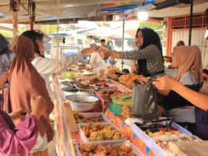 Pasar Pabukoan Tanjung Dipadati Pengunjung