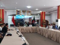 Wali Kota Padang, Fadly Amran mendengarkan keluhan dan aspirasi dari para pedagang di kediamannya, Selasa (11/3/2025).