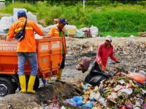 Kepala DLH Padang, Fadelan Futra Masta mengatakan, bahwa terjadi peningkatan volumen sampah sebesar 10 hingga 12 persen di bulan Ramadan.