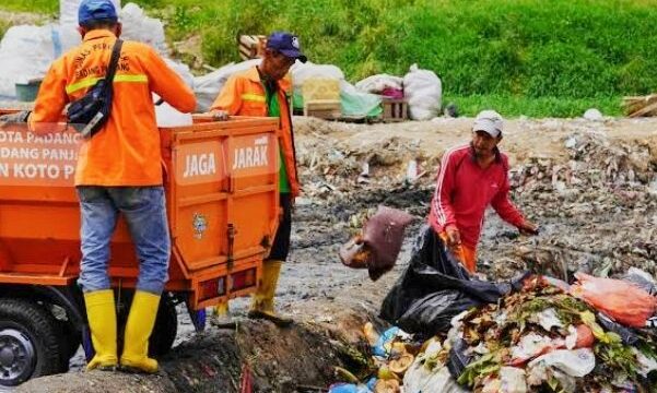 Kepala DLH Padang, Fadelan Futra Masta mengatakan, bahwa terjadi peningkatan volumen sampah sebesar 10 hingga 12 persen di bulan Ramadan.
