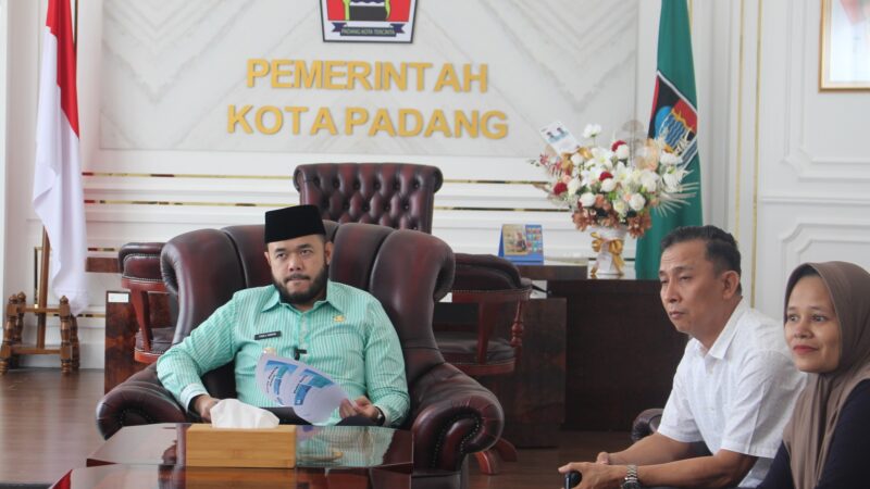 Wali Kota Padang, Fadly Amran mengungkapkan bahwa Program Unggulan (Progul) Lembar Kerja Siswa (LKS) dan seragam sekolah gratis bakal