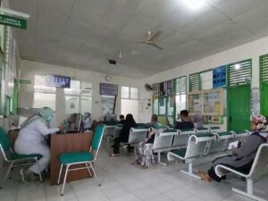 Kabid Pelayanan Kesehatan Dinas Kesehatan Padang, Merinelty Syamra mengatakan bahwa 24 Puskesmas tetap memberikan layanan meskipun