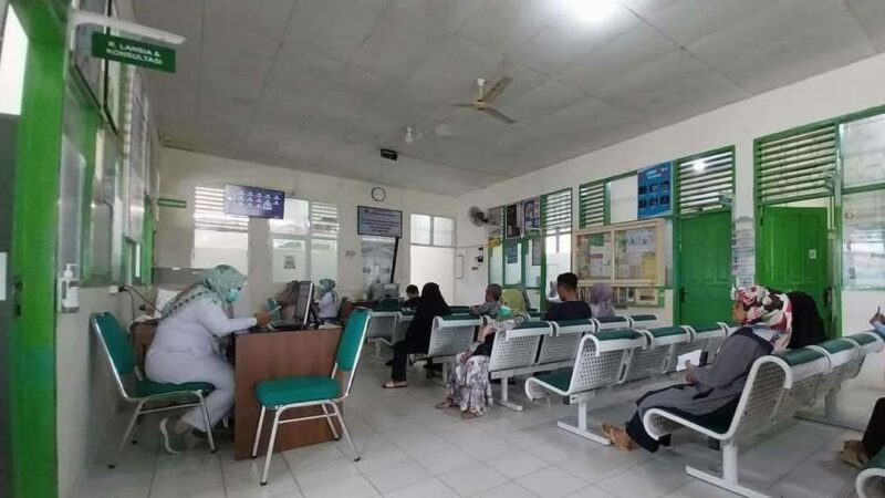 Kabid Pelayanan Kesehatan Dinas Kesehatan Padang, Merinelty Syamra mengatakan bahwa 24 Puskesmas tetap memberikan layanan meskipun