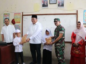 Wali Kota Pariaman, Yota Balad dan Wawako Mulyadi meninjau pemberian makanan bergizi gratis (MBG) selama Ramadan di