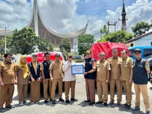 Dinsos Sumbar menyalurkan ribuan kilogram beras reguler serta jenis kebutuhan logistik lain bagi warga terdampak banjir yang melanda