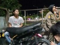 Satpol PP Padang mengamankan remaja yang melakukan aksi balap liar di kawasan kantor Balai Kota Padang pada Jumat malam (21/3/2025).