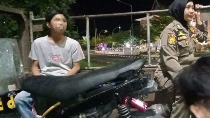 Satpol PP Padang mengamankan remaja yang melakukan aksi balap liar di kawasan kantor Balai Kota Padang pada Jumat malam (21/3/2025).