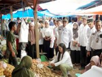 Bupati Solok Selatan, Khairunas dan Wabup Yulian Efi meninjau Pasar Padang Aro, Rabu (19/3/2025). Kedatangan Bupati dan Wabup Solsel