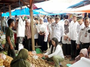 Bupati Solok Selatan, Khairunas dan Wabup Yulian Efi meninjau Pasar Padang Aro, Rabu (19/3/2025). Kedatangan Bupati dan Wabup Solsel