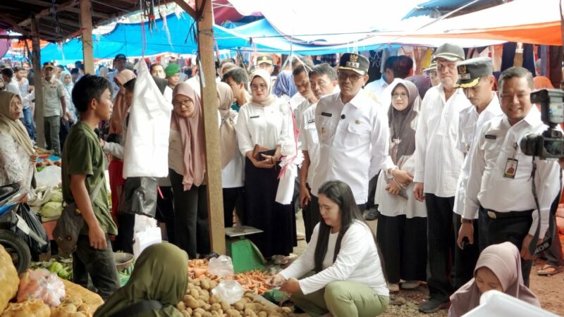 Bupati Solok Selatan, Khairunas dan Wabup Yulian Efi meninjau Pasar Padang Aro, Rabu (19/3/2025). Kedatangan Bupati dan Wabup Solsel