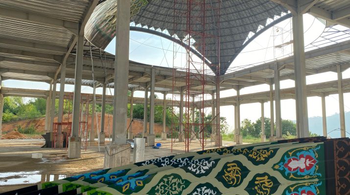 Pembangunan Masjid Kampus III UIN Imam Bonjol Padang sudah tampak dalam pemasangan kubah. Nantinya, selama bulan Ramadan akan