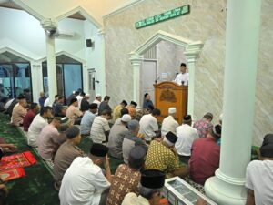 Tarawih di Masjid Al Muhajirin Tabing, Gubernur Mahyeldi: Ramadan Sebagai Sarana Menjadi Insan Bertaqwa
