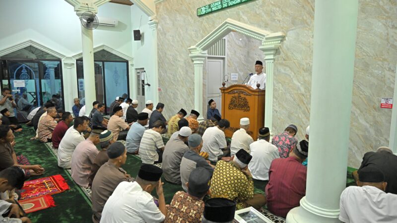 Tarawih di Masjid Al Muhajirin Tabing, Gubernur Mahyeldi: Ramadan Sebagai Sarana Menjadi Insan Bertaqwa