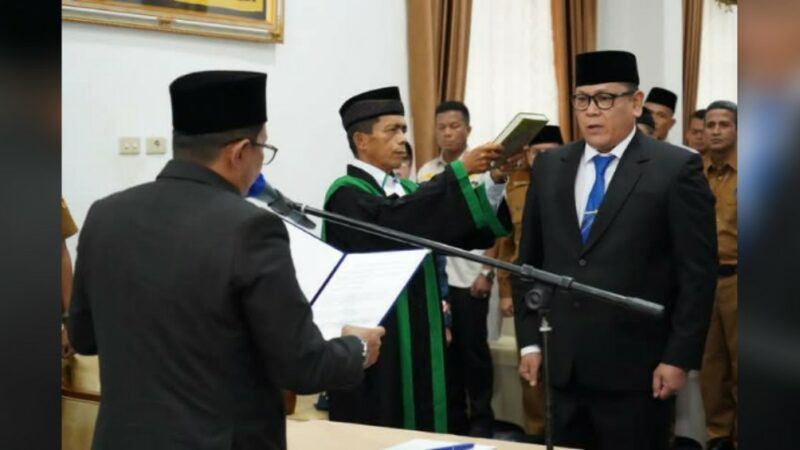 Bupati Tanah Datar, Eka Putra melantik Elizar sebagai Penjabat (Pj) Sekretaris Daerah (Sekda) Tanah Datar di Gedung Indo Jolito Batusangkar,