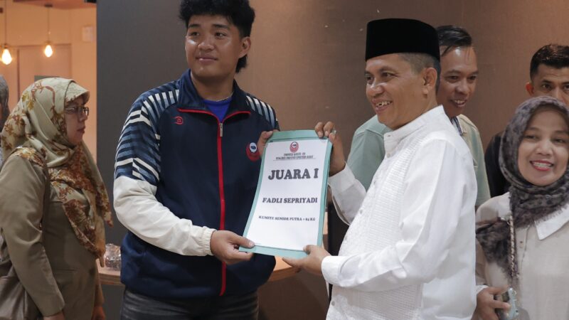 Inkado Sumbar Serahkan Bonus Karateka Peraih Medali di Ajang Kejurnas 2025