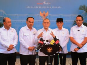 Presiden Prabowo Subianto memimpin rapat terbatas bersama sejumlah menteri Kabinet Merah Putih di Istana Merdeka, Jakarta,