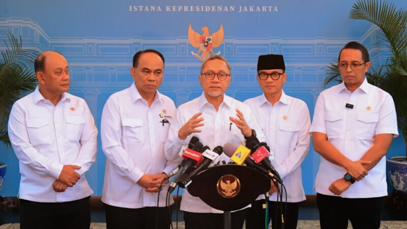 Presiden Prabowo Subianto memimpin rapat terbatas bersama sejumlah menteri Kabinet Merah Putih di Istana Merdeka, Jakarta,