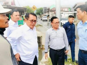 Bupati Padang Pariaman, John Kenedy Aziz bersama Wabup Rahmat Hidayat turun langsung menanggapi keluhan masyarakat soal saluran