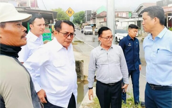 Bupati Padang Pariaman, John Kenedy Aziz bersama Wabup Rahmat Hidayat turun langsung menanggapi keluhan masyarakat soal saluran