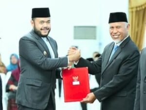 Wali Kota Padang Fadly Amran dan Wawako Maigus Nasir menerima surat keputusan (SK) dari Gubernur Sumbar untuk memimpin Kota Padang periode