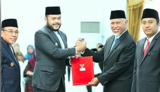 Wali Kota Padang Fadly Amran dan Wawako Maigus Nasir menerima surat keputusan (SK) dari Gubernur Sumbar untuk memimpin Kota Padang periode