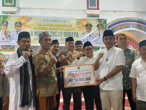 Wagub Vasko Ruseimy Serahkan Bantuan Rp50 Juta untuk Pembangunan Masjid Bersejarah Ampek Lingkuang
