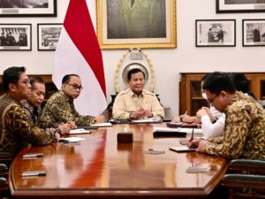 Presiden Prabowo Subianto membahas rencana pembentukan Koperasi Desa Merah Putih dalam rapat terbatas bersama sejumlah Menteri Kabinet Merah