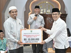 Safari Ramadan ke Masjid Al Madaniy Air Tawar, Gubernur Sumbar Bawa Bantuan Rp91 Juta
