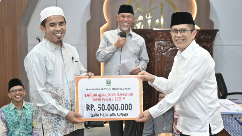 Safari Ramadan ke Masjid Al Madaniy Air Tawar, Gubernur Sumbar Bawa Bantuan Rp91 Juta