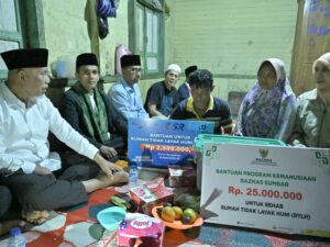 Gubernur Mahyeldi Berikan Bantuan Rehab Rumah Warga di Sungai Pua Agam