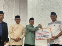 Wagub Vasko Serahkan Bantuan Rp50 Juta untuk Masjid Istiqomah Bukittinggi