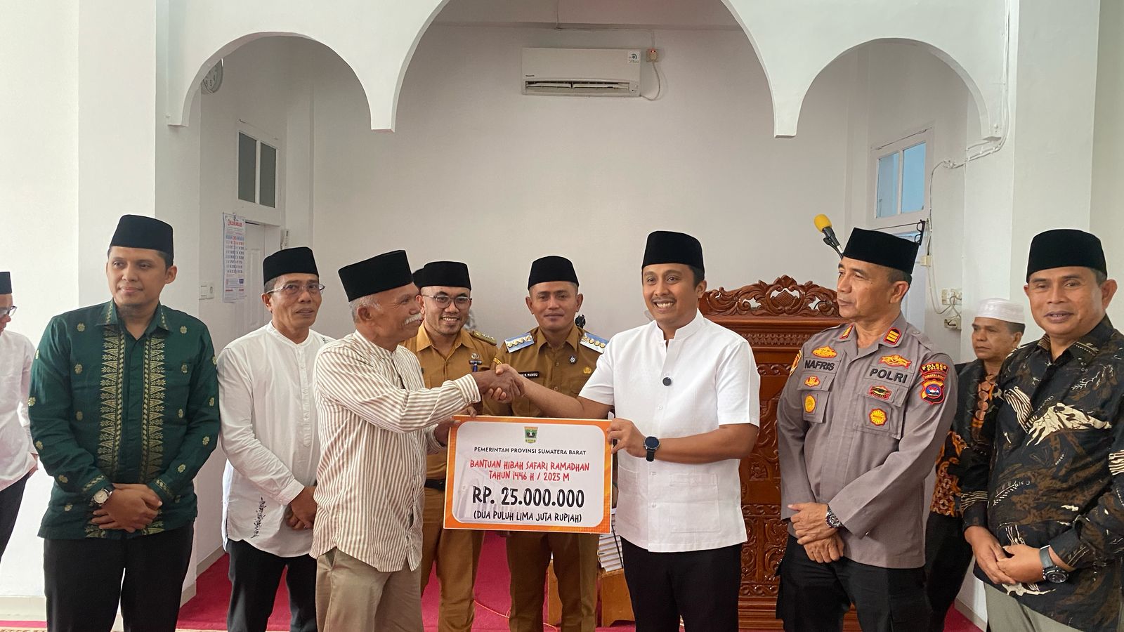 Safari Ramadan di Solok, Wagub Vasko Serahkan Bantuan Rp25 Juta untuk Masjid Babussalam Koto Baru