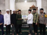 Wako Payakumbuh Serahkan Bantuan untuk Pembangunan Masjid Al-Falah Rp50 Juta