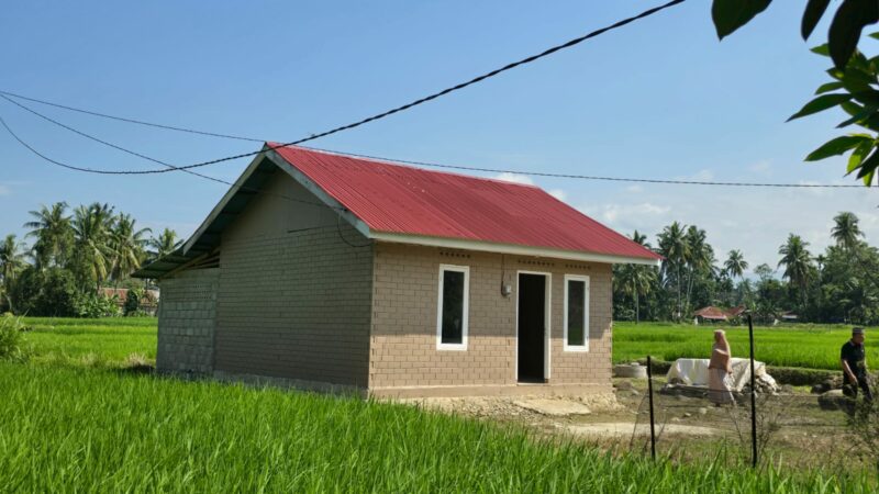 2 Warga Koto Lalang Terima Bantuan Rumah dari PT Semen Padang