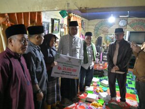 Singgah Sahur di Rumah Warga Tarok Dipo, Gubernur Mahyeldi Salurkan Bantuan Bedah Rumah