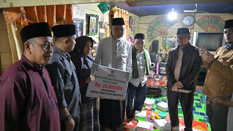 Singgah Sahur di Rumah Warga Tarok Dipo, Gubernur Mahyeldi Salurkan Bantuan Bedah Rumah