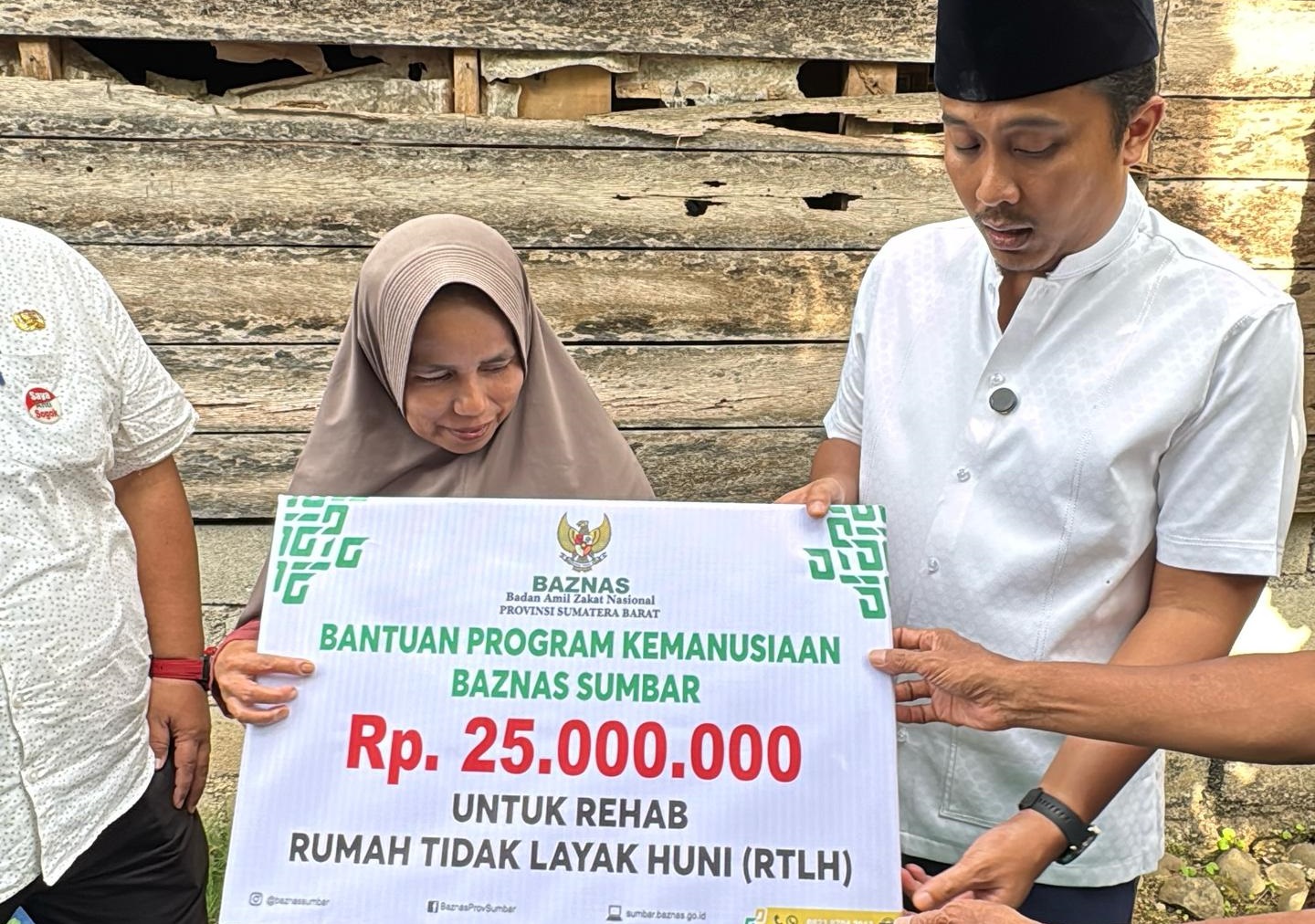 Wagub Vasko Salurkan Bantuan Bedah Rumah untuk Janda di Lubuk Kilangan