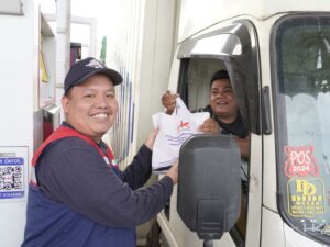 HK Bagikan Takjil Gratis dan Voucher Makan di Jalan Tol Rayakan Hari Hak Konsumen Internasional