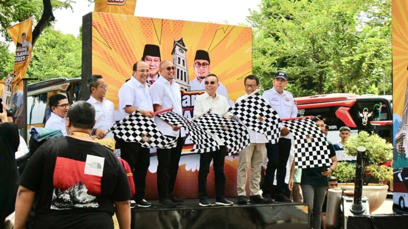 Ketua Harian DPP Gerindra yang juga Wakil Ketua DPR RI, Sufmi Dasco Ahmad dan anggota DPR Andre Rosiade melepas 100 bus mudik gratis