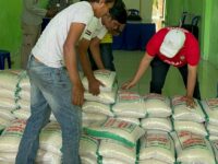 Anggota DPR Arisal Aziz Salurkan 15 Ton Beras untuk Fakir Miskin di Pasaman Barat