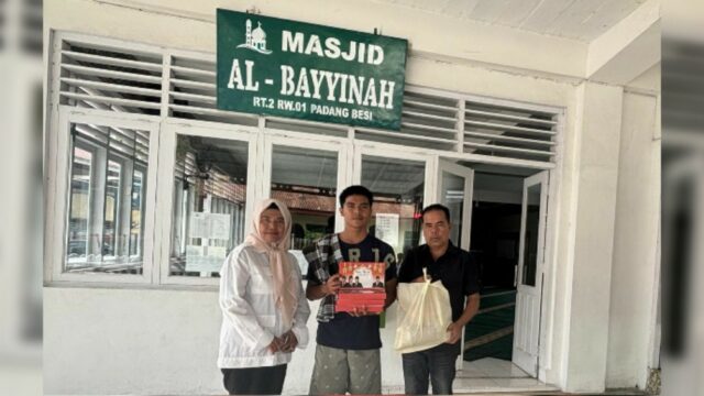 Wakil Ketua Komisi VI DPR RI, Andre Rosiade Andre menyalurkan ribuan paket sembako dan kain sarung kepada marbot atau garin di Kota Padang