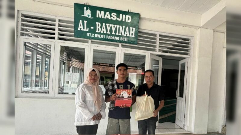 Wakil Ketua Komisi VI DPR RI, Andre Rosiade Andre menyalurkan ribuan paket sembako dan kain sarung kepada marbot atau garin di Kota Padang