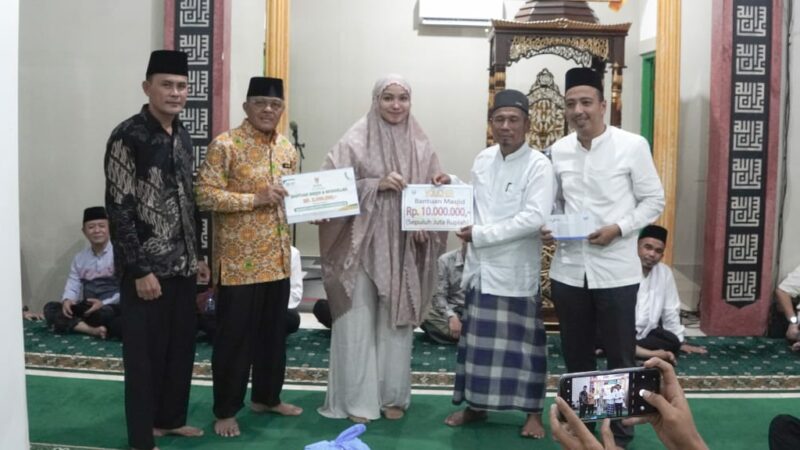 Bupati Dharmasraya, Annisa Suci Ramadhani, mendapat sambutan hangat dari jamaah Masjid Shirothol Mustaqim, Nagari Sungai Duo,