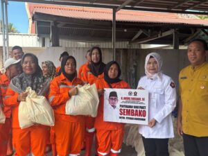 Wakil Ketua Komisi VI DPR RI Andre Rosiade menyerahkan ribuan paket sembako kepada petugas kebersihan di Kota Padang dan Kota Pariaman.