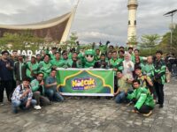 Semarakkan Ramadan dengan KOLAK, Mitra Grab Berbagi Ratusan Takjil di Padang