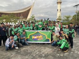 Semarakkan Ramadan dengan KOLAK, Mitra Grab Berbagi Ratusan Takjil di Padang