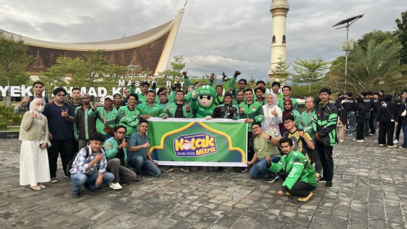 Semarakkan Ramadan dengan KOLAK, Mitra Grab Berbagi Ratusan Takjil di Padang