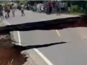 Jalan Lintas Sumatra Sumbar-Jambi Putus Akibat Amblas, Lalu Lintas Macet